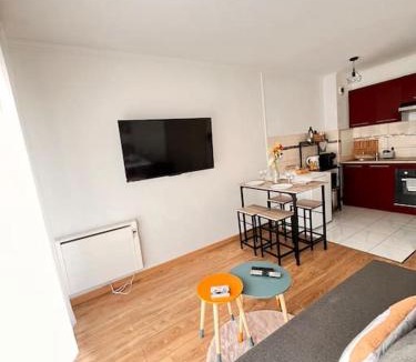 Rosny-sous-Bois Apartment | Agreable Paris Disney Centre ville Metro RER