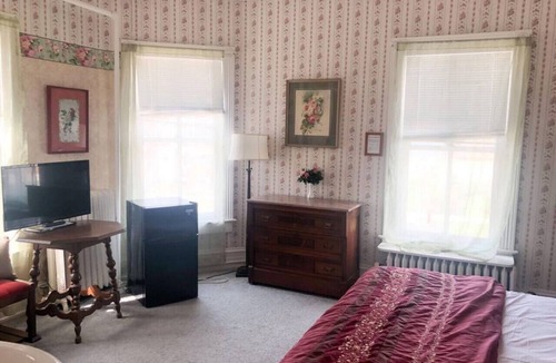 Wabasha Hotel | AH #18 · AH #18 King/Jacuzzi Suite/Fridge/Micro