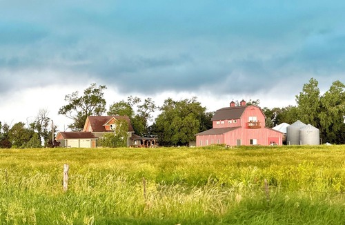 Hutchinson County House | -AH Barn has very unique accommodations with great views in the SD prairie. .