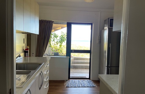 Ahipara Apartment | Ahipara beach front downstairs studio unit