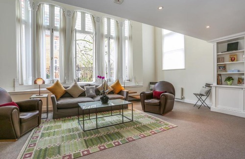 Earl's Court Apartment | Ahometorent - Charming Apartment