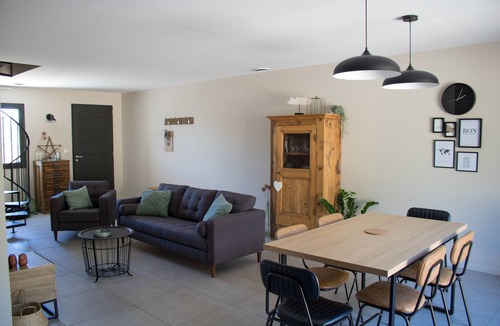 Laval-Saint-Roman Apartment | AIGUEZE, Gite N°2 Air-conditioned with swimming pool