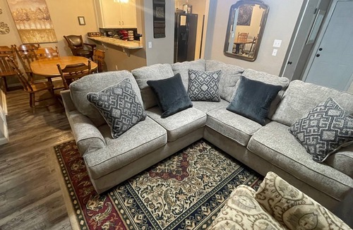 Wheatland House | Aimee's Retreat on Robinson! Convenient to University of OK in Norman!