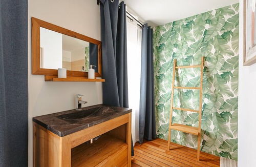 Aigrefeuille-d'Aunis Bed & Breakfast | Aimy Room – Bright, Welcoming, and Full of Life