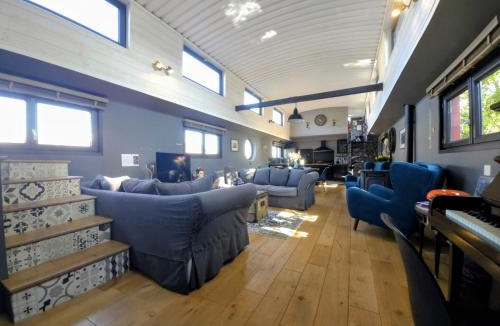 Auxerre Boat Rental | Ainos Louanges - Bail Partner