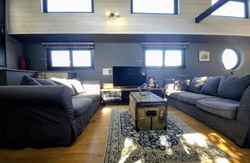 Auxerre Boat Rental | Ainos Louanges - Bail Partner