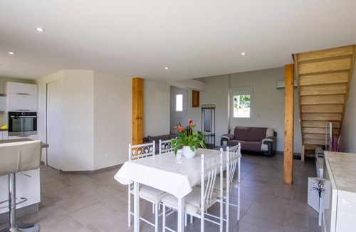 Saint-Martial-de-Valette Cottage | Air-conditioned house with private garden and parking