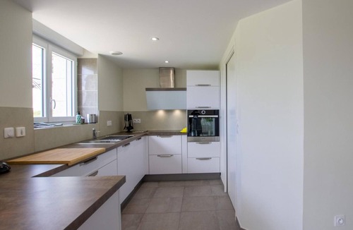 Saint-Martial-de-Valette Cottage | Air-conditioned house with private garden and parking