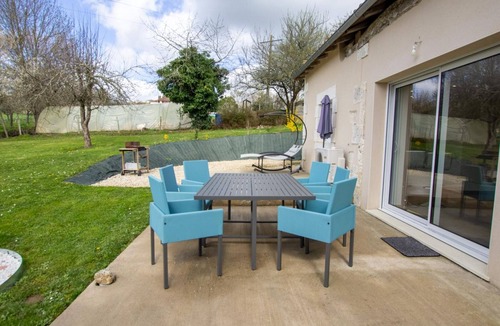 Saint-Martial-de-Valette Cottage | Air-conditioned house with private garden and parking