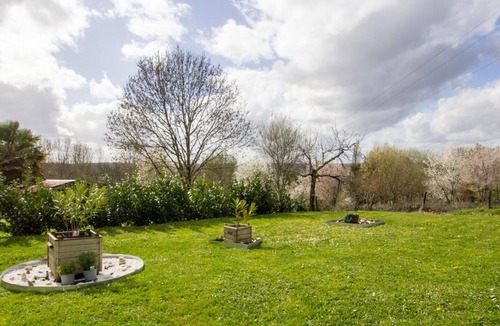 Saint-Martial-de-Valette Cottage | Air-conditioned house with private garden and parking