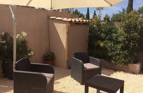 Villeneuve-les-Avignon Apartment | Air-conditioned studio with charming little garden in Villeneuve les Avignon