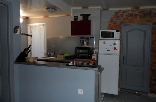 Villeneuve-les-Avignon Villa | Air-conditioned 2-bedroom house large swimming pool from 12pm to 7pm pets welcome