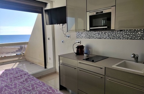 Naturist Village Apartment | Air-conditioned studio for 2 with parking and wifi