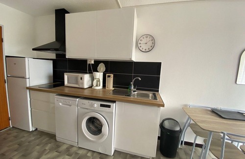 Balaruc-les-Bains Apartment | Air-conditioned studio near thermal baths, pets allowed