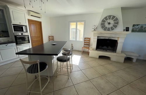 Beaumes-de-Venise Villa | Air-conditioned house between vineyards and olive groves: 4 bedrooms and private pool