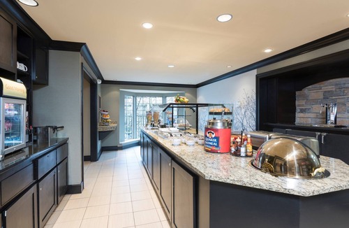 Oakbrook Terrace Condo | Air-Conditioned King Suite | Complimentary Breakfast