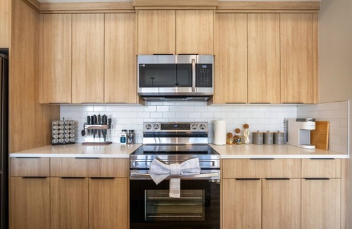 Southeast Calgary Apartment | Air Conditioned 2 BR Luxury Suite/w King Bed