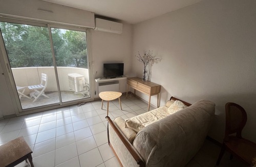 Celleneuve Apartment | Air-conditioned apartment in secure residence