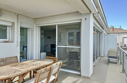 Carnon-Plage Apartment | Air-conditioned apartment with terrace and parking, sea-facing