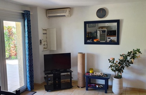 Portiragnes-Plage Villa | Air-Conditioned Beach Villa with Shared Pool