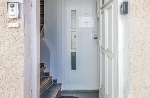 Maraussan Apartment | Air-conditioned city-center T2 with exterior