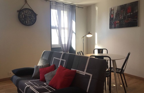 Chateauroux House | air conditioned cottage in the DRC 😃🚴🏽‍♂️🐕 Berry vacation rental