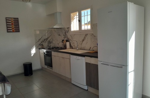 Eyragues House | Air-conditioned, fenced-in, comfortable Provence gite close to shops.