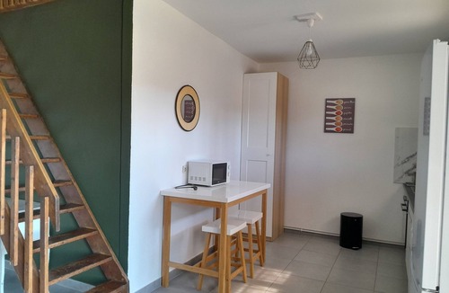 Eyragues House | Air-conditioned, fenced-in, comfortable Provence gite close to shops.