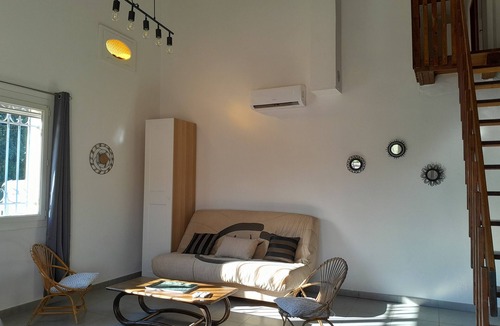 Eyragues House | Air-conditioned, fenced-in, comfortable Provence gite close to shops.