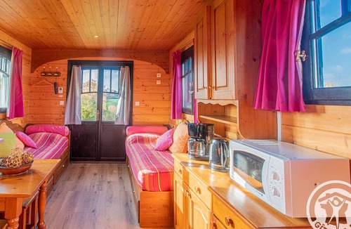 Saint-Hilaire-du-Bois Cottage | Air-conditioned caravan with pool and garden