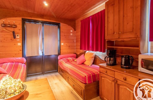 Saint-Hilaire-du-Bois Cottage | Air-conditioned caravan with pool and garden