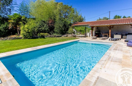 Saint-Hilaire-du-Bois Cottage | Air-conditioned caravan with pool and garden