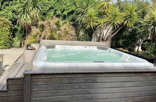 Le Pontet House | Air-conditioned house with jaccuzi and private enclosed garden with trees