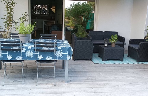 Vergeze House | Air-conditioned house in private residence. Large terrace with awning.