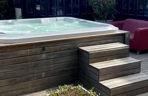 Le Pontet House | Air-conditioned house with jacuzzi, enclosed garden with trees.