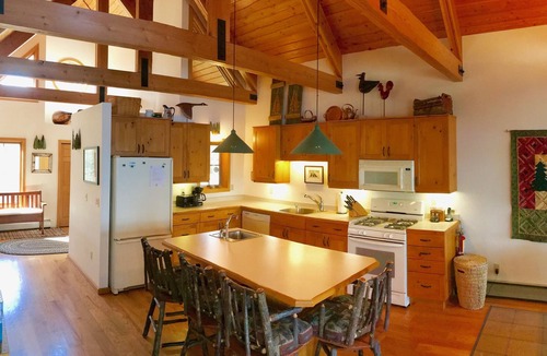 Tower Cabin | Air-Conditioned Lakeshore Cabin