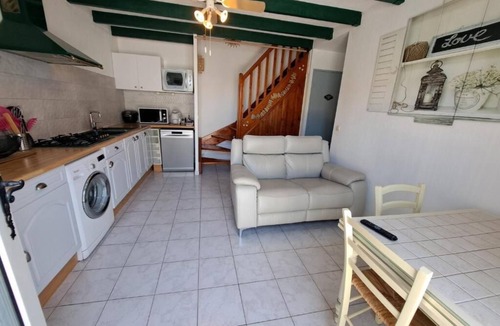 Saint-Laurent-d'Aigouze Condo | Air-conditioned Provencal farmhouse with terrace and parking lot