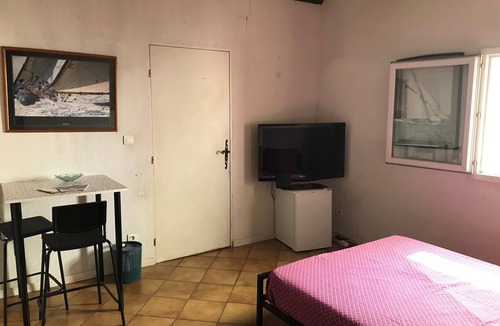 Chateau Gombert Bed & Breakfast | Air-conditioned room in a villa less than 10 km from Marseille's Vieux Port
