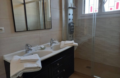 Perpignan Bed & Breakfast | Air-conditioned room with bathroom, separate toilet and garage