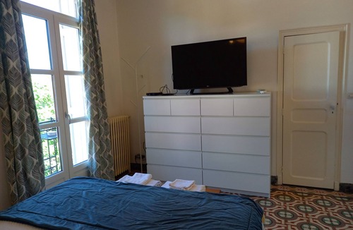 Perpignan Bed & Breakfast | Air-conditioned room with bathroom, separate toilet and garage
