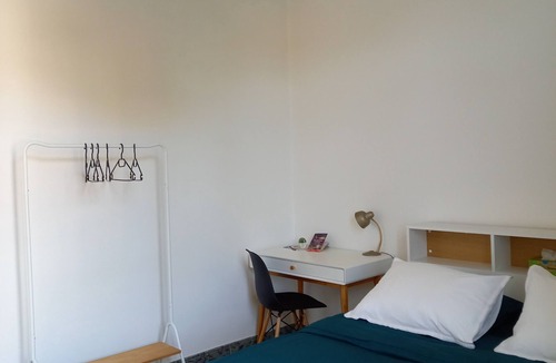 Perpignan Bed & Breakfast | Air-conditioned room with bathroom, separate toilet and garage