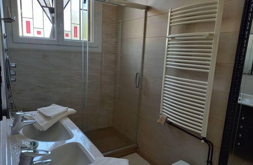 Perpignan Bed & Breakfast | Air-conditioned room with bathroom, separate toilet and garage
