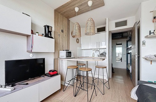 Mauguio Apartment | Air-conditioned studio cabin near beach with sea view