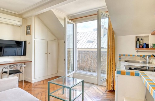 Saint-Germain-des-Pres Apartment | Air-conditioned studio in Saint Germain Pres Louvre
