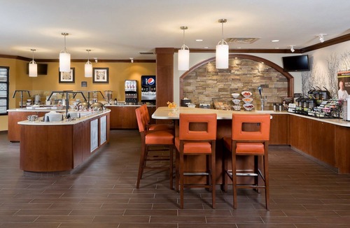 North Wales Condo | Air-Conditioned Suite | 24h Gym Access, Pool + Shared Whirlpool