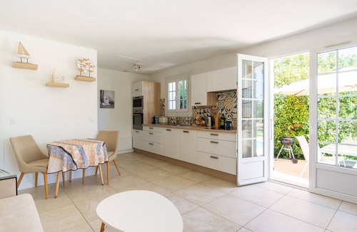 Bouc-Bel-Air Villa | Air-conditioned villa with garden private pool