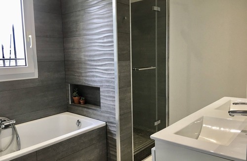 Bellegarde Villa | Air-conditioned villa with swimming pool in a quiet location