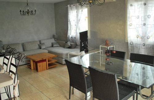 Plaissan Villa | Air-conditioned villa pool prox lake sea and river