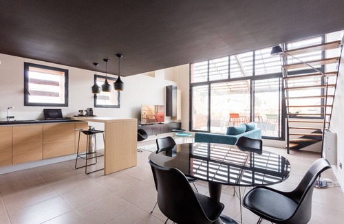 Aiguerelles Apartment | Air conditioning terrace/AC parking New town hall