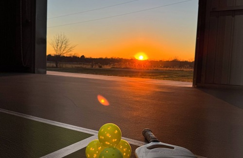 Durant House | AirbnP: Luxury Pickleball Barndo, 5 mins to Choctaw, 15 mins to Lake Texoma